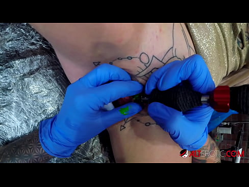 ❤️ Estremamente tatuato hottie Sully Savage ottenuto un tatuaggio sul suo clitoride Porno vk al it.fulldesisex.ru ❌